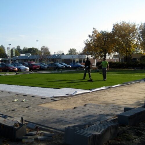 Kunstgras speelvloeren 67 Druk bezig met de aanleg van een kunstgrasveld. Ook daarvoor SKWshop! Altijd gratis advies en snelle vrijblijvende offerets.